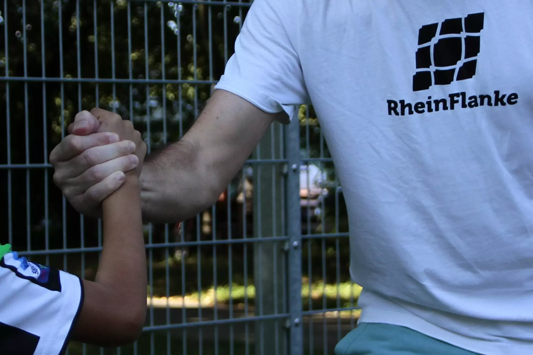 Ein Handschlag zwischen einem Mann und einem Kind