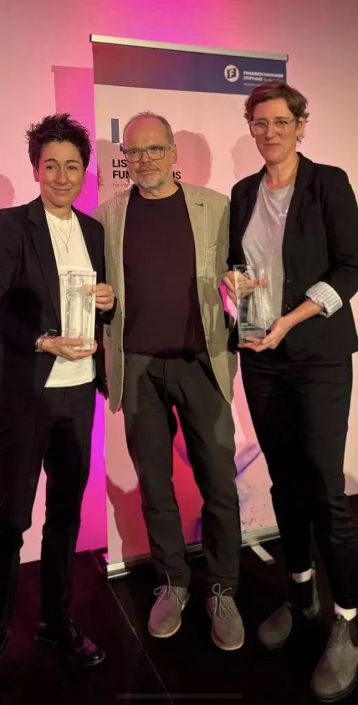 Pia Strohmeyer und Christoph Bei stehen neben Dunja Hayali und alle halten einen Preis in der Hand