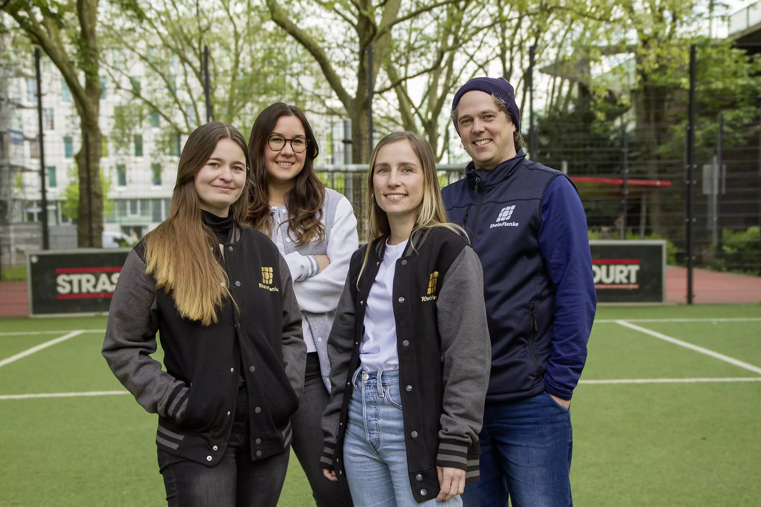 Vier Personen auf einem Fußballplatz