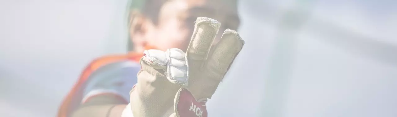 Eine Person, die Fußball spielt zeigt ein Peace-Zeichen.