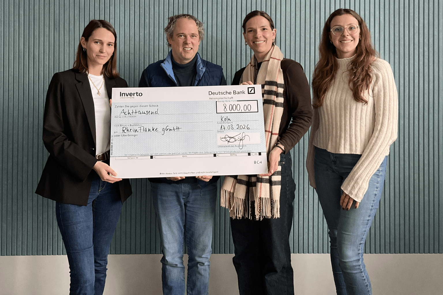 Von l. n.r.: Viola Weis, Consultant Inverto & Charity Event Ambassador, Jakob Koerber, Geschäftsführer RheinFlanke, Simone Hilbring, Managing Director Inverto und Ricarda Heinen, Event Coordinator Inverto